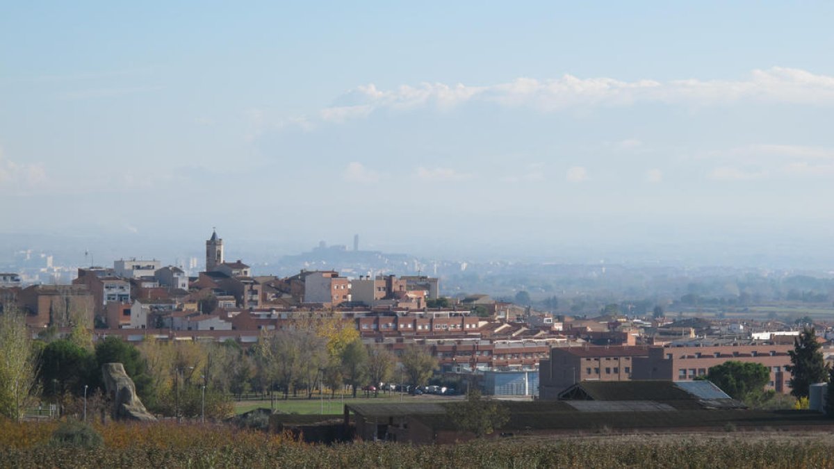 Vista de archivo del municipio de Alpicat, con la capital del Segrià al fondo.