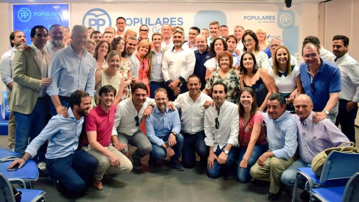 Pablo Casado con simpatizantes del PP en Granada.