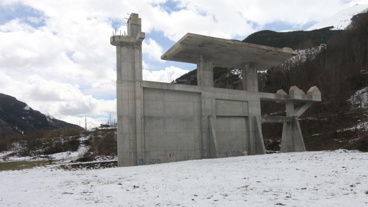 La base del remuntador de l’estació d’esquí inacabada de Vallfosca a Espui.