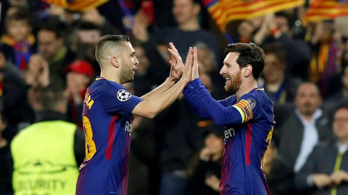 Jordi Alba y Messi celebran la clasificación para los cuartos de final.