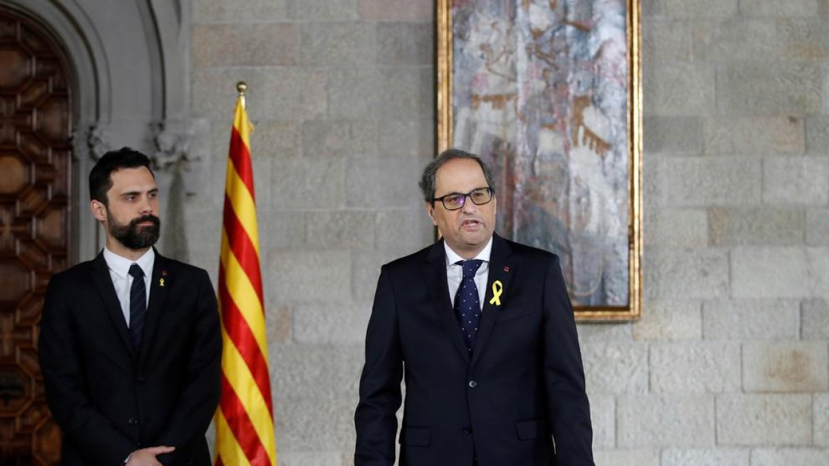 Quim Torra, acompañado por el presidente del Parlament, Roger Torrent , toma posesión de su cargo como presidente de la Generalitat en un acto celebrado hoy en el Saló Verge de Montserrat del Palau de la Generalitat