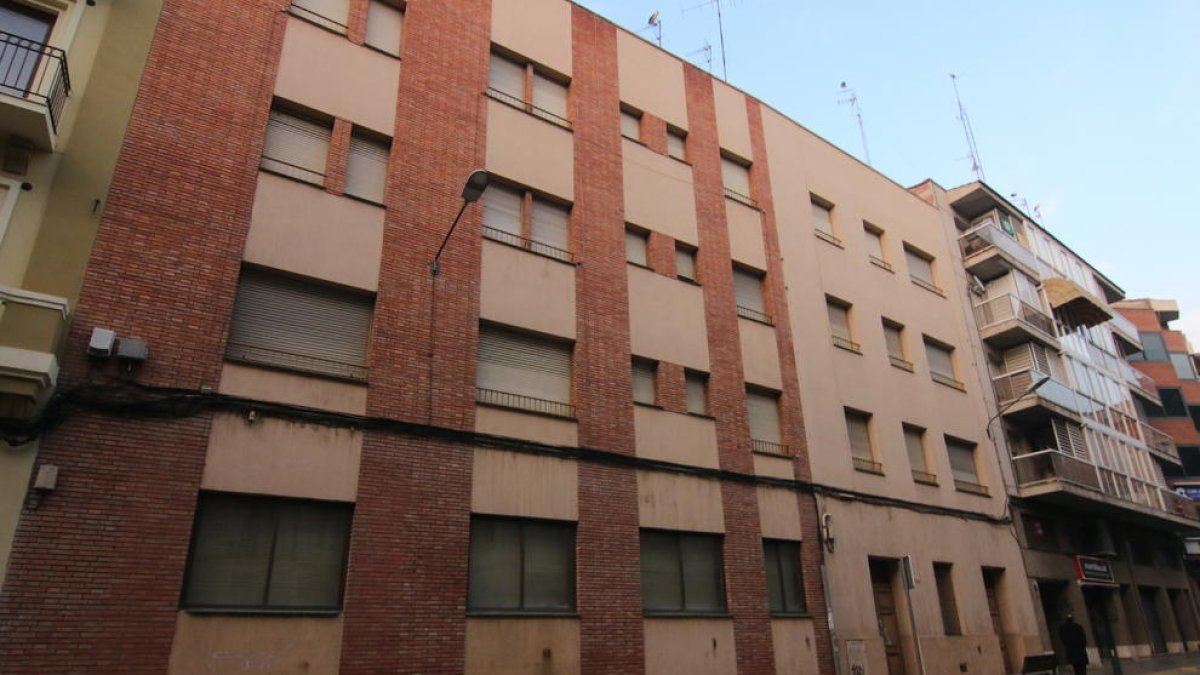 Façana de l’antic convent que dóna al carrer Acadèmia.