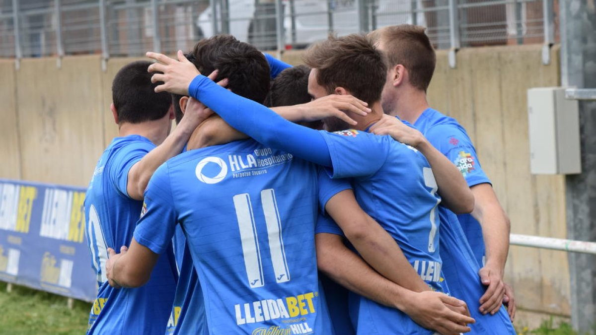 Els jugadors del filial del Lleida Esportiu celebren un dels cinc gols que van aconseguir ahir davant el Bellvitge.