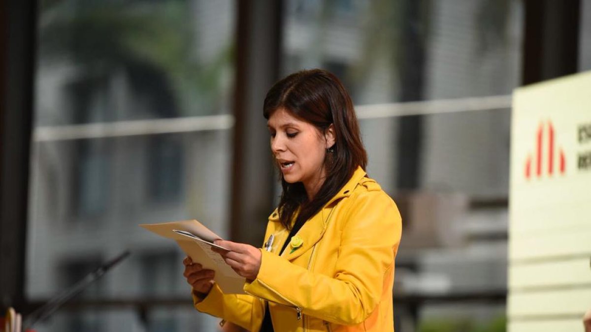 La portavoz de ERC, Marta Vilalta, leyendo la carta de Junqueras.