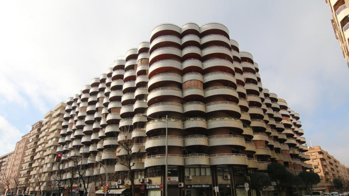 Los robos se produjeron en el parking del edificio Brasilia. 