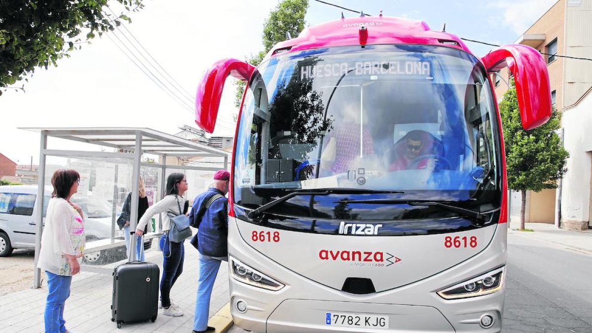 Viajeros en Almacelles tomando el autocar a Barcelona.