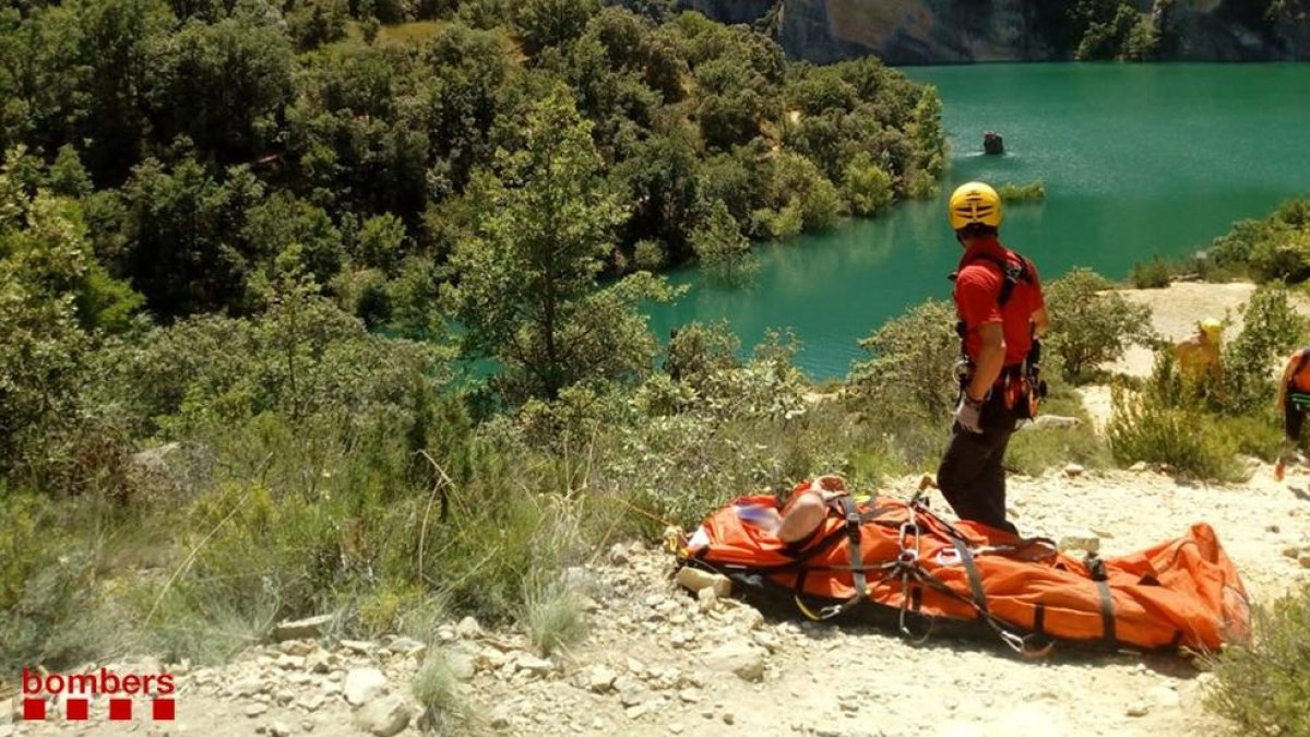 Un efectiu dels GRAE, al costat de l’excursionista ferit al congost de Mont-rebei.