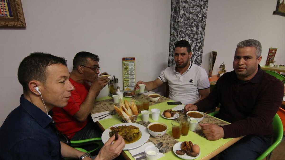 Un grup de musulmans sopa després de superar el primer dia de dejuni, ahir a Lleida.