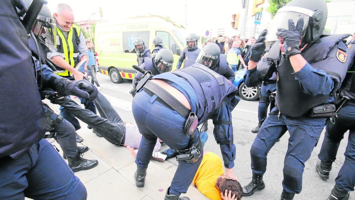 Imagen de la carga policial en la Escola Oficial d’Idiomes de Lleida. 