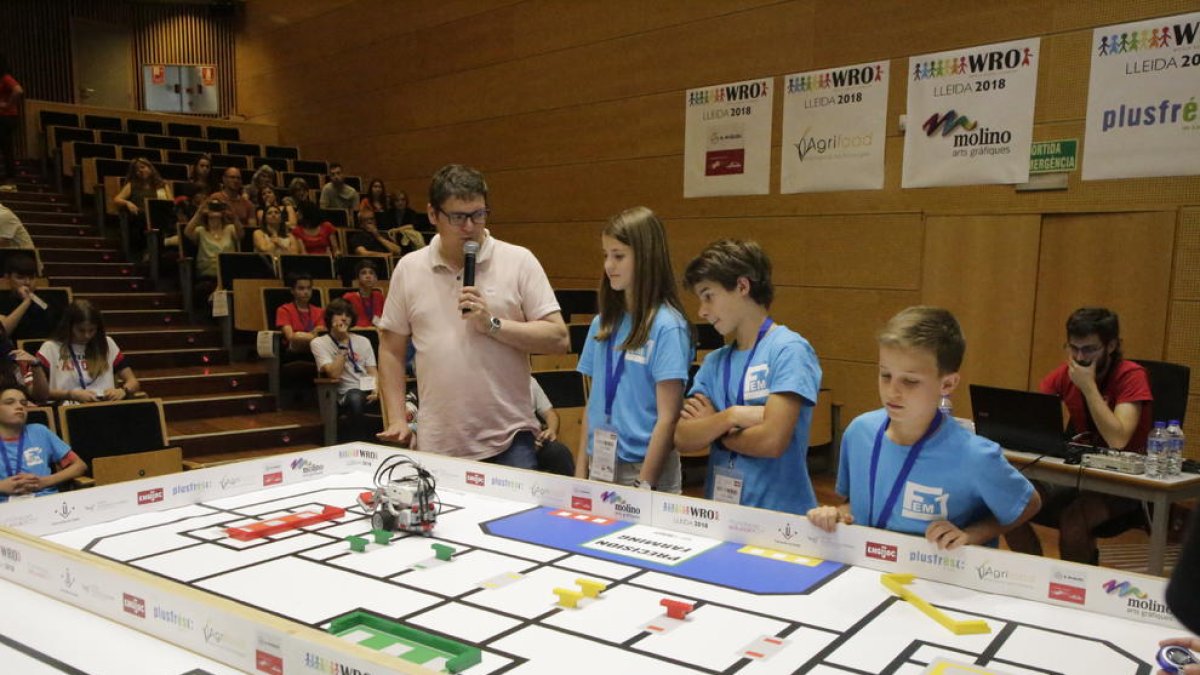 Uno de los grupos participantes ayer en la competición de robótica celebrada en el campus de Cappont de la UdL. 