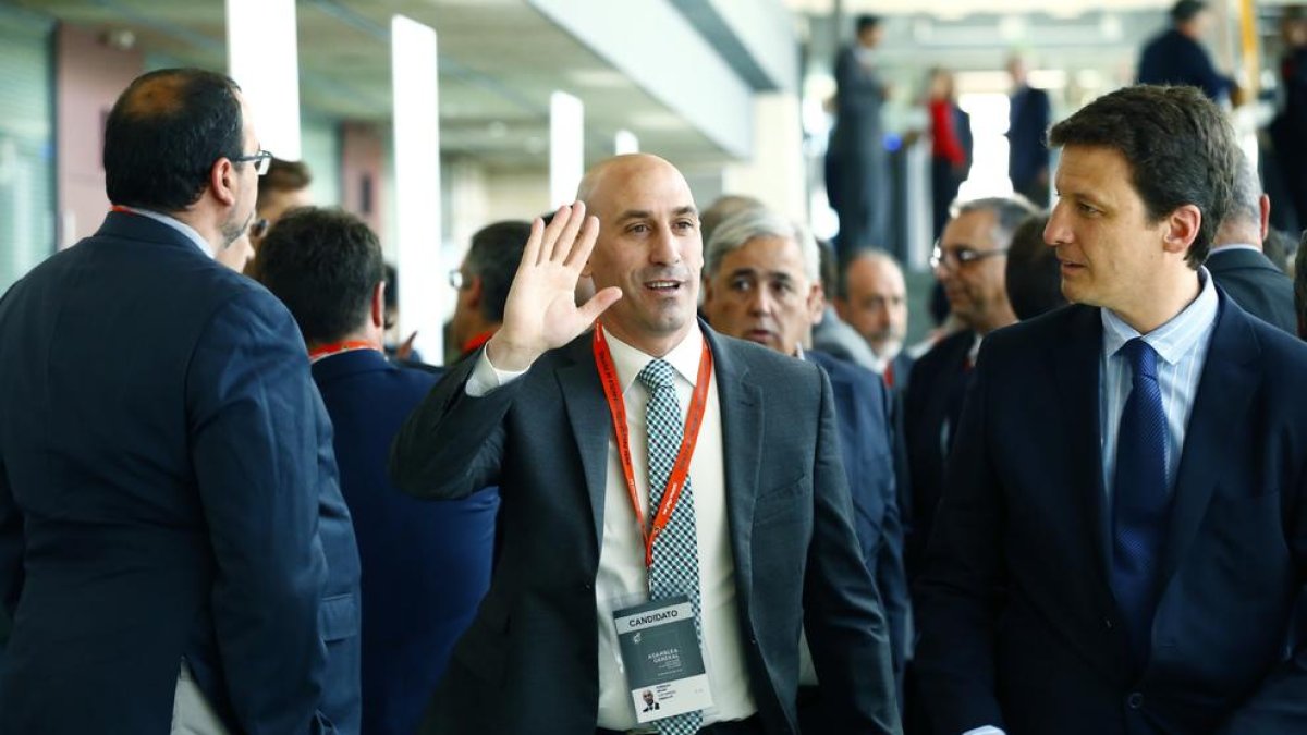 Luis Rubiales saluda a l’arribar a l’assemblea de la Federació Espanyola de Futbol.