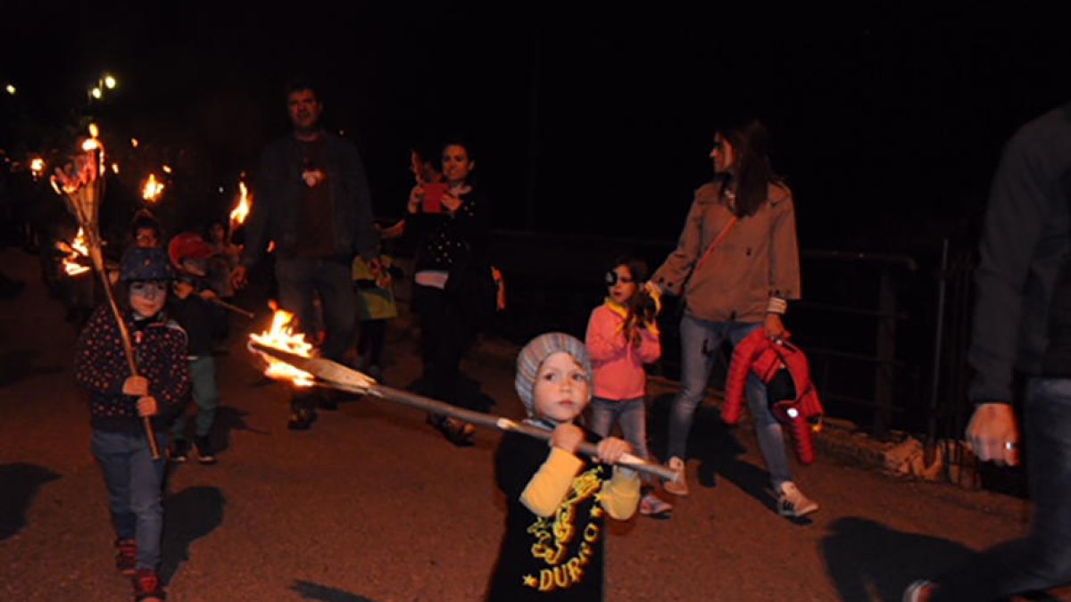 Descens de les falles infantils ahir a la nit a Durro, a l’Alta Ribagorça.