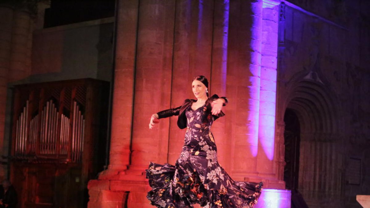 La bailaora i coreògrafa establerta a Lleida Alexandra Jiménez, ahir en plena actuació a la Seu Vella.