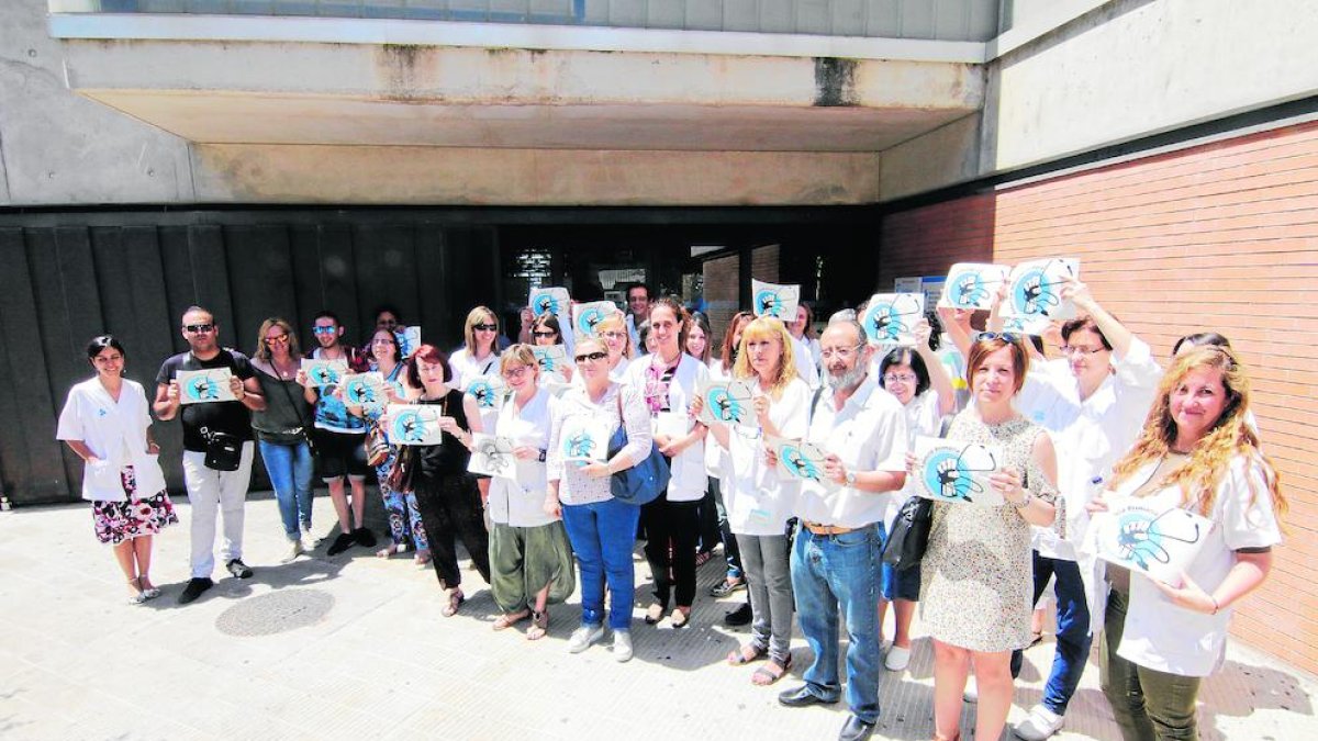 Protestes des del 2012 - Empleats i sindicats de la sanitat pública denuncien des del 2012 el deteriorament del sistema “perquè no s’han recuperat les retallades patides per la crisi”. Asseguren que hi ha menys personal, “la qual cosa pro ...