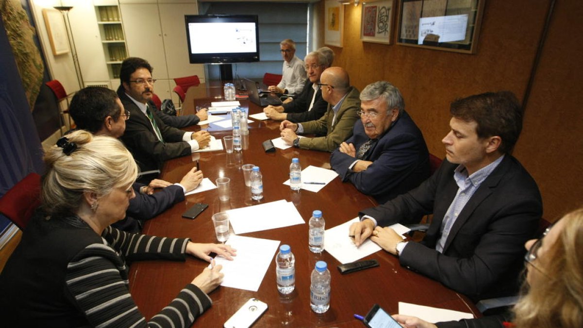 La reunión de la mesa estratégica del aeropuerto de Alguaire, que se celebró ayer en Lleida.