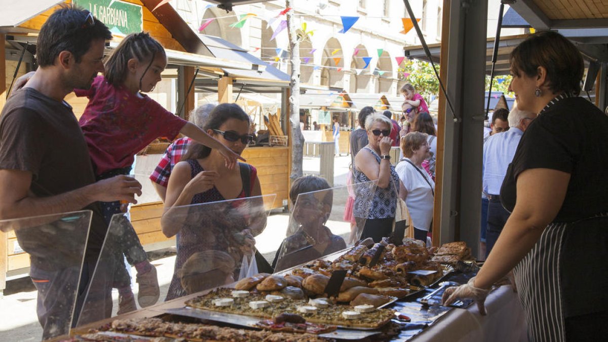 El recinto de la feria reúne a unos cuarenta expositores, doce de ellos dedicados en exclusiva al pan.