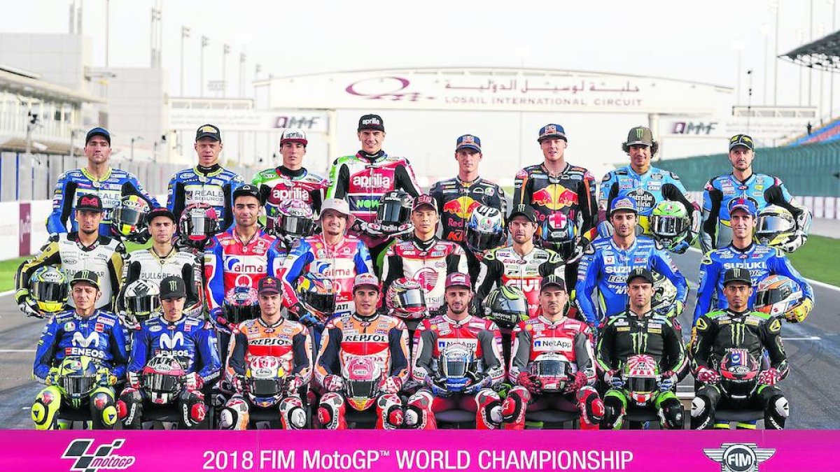 Los pilotos de MotoGP posan juntos antes del inicio del Mundial en el circuito catarí de Losail.
