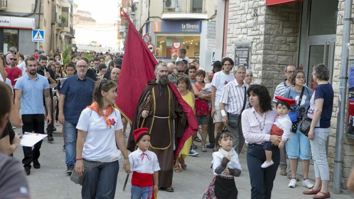 Niños preceden a Sant Magí, encarnado por Jordi Casado. 