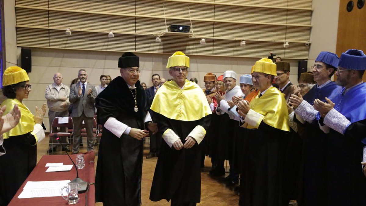 Gozal, entre el rector y Barbé, tras ser investido honoris causa.