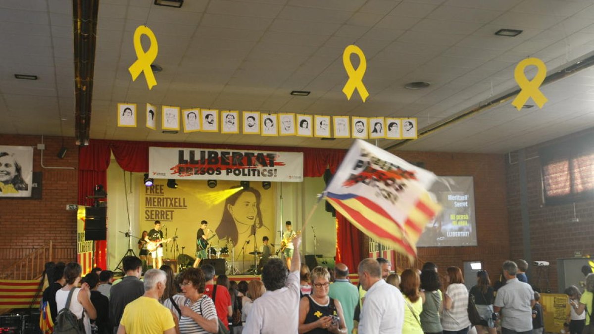 Vallfogona de Balaguer va retre ahir homenatge amb un concert a la seua exconsellera exiliada, Meritxell Serret.