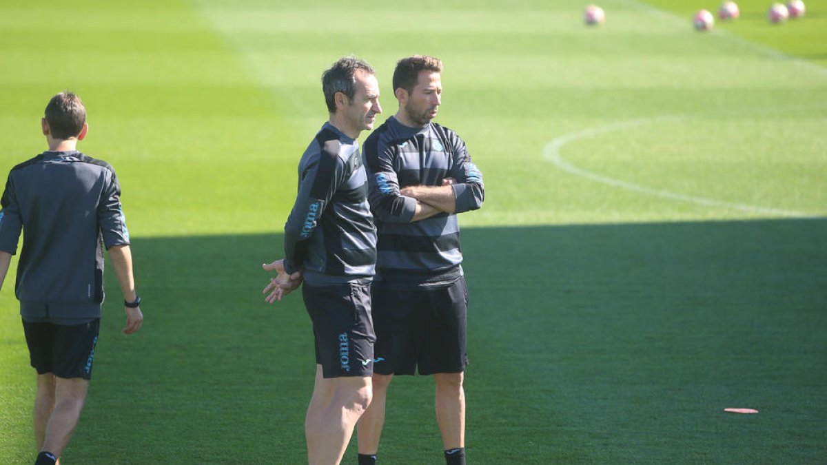 Juan Carlos Oliva, durant un entrenament amb l’Espanyol, amb Tamudo al costat.