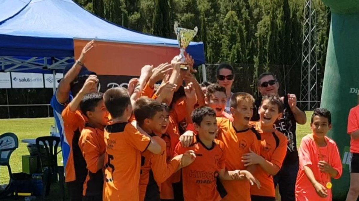 El EF Ponent A celebrando la victoria tras proclamarse campeón en categoría alevín.