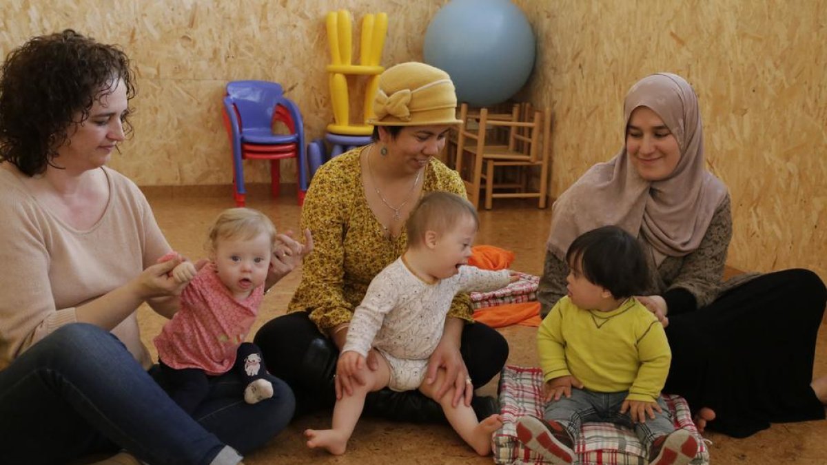 Un grupo de familias en una de las actividades de Down Lleida. 