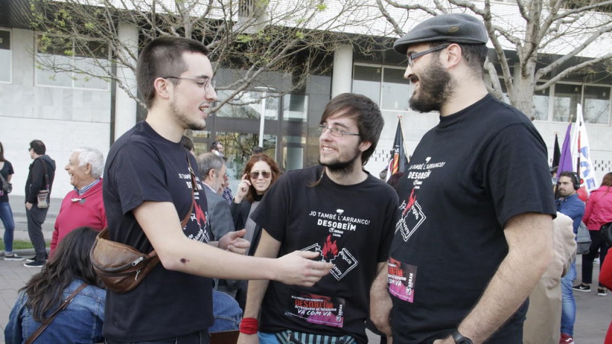 Els tres encausats, a la manifestació de dissabte passat.