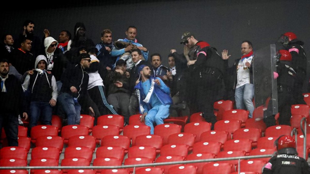 Agentes de la Ertzaintza y ultras del Marsella ayer durante los enfrentamientos en San Mamés.