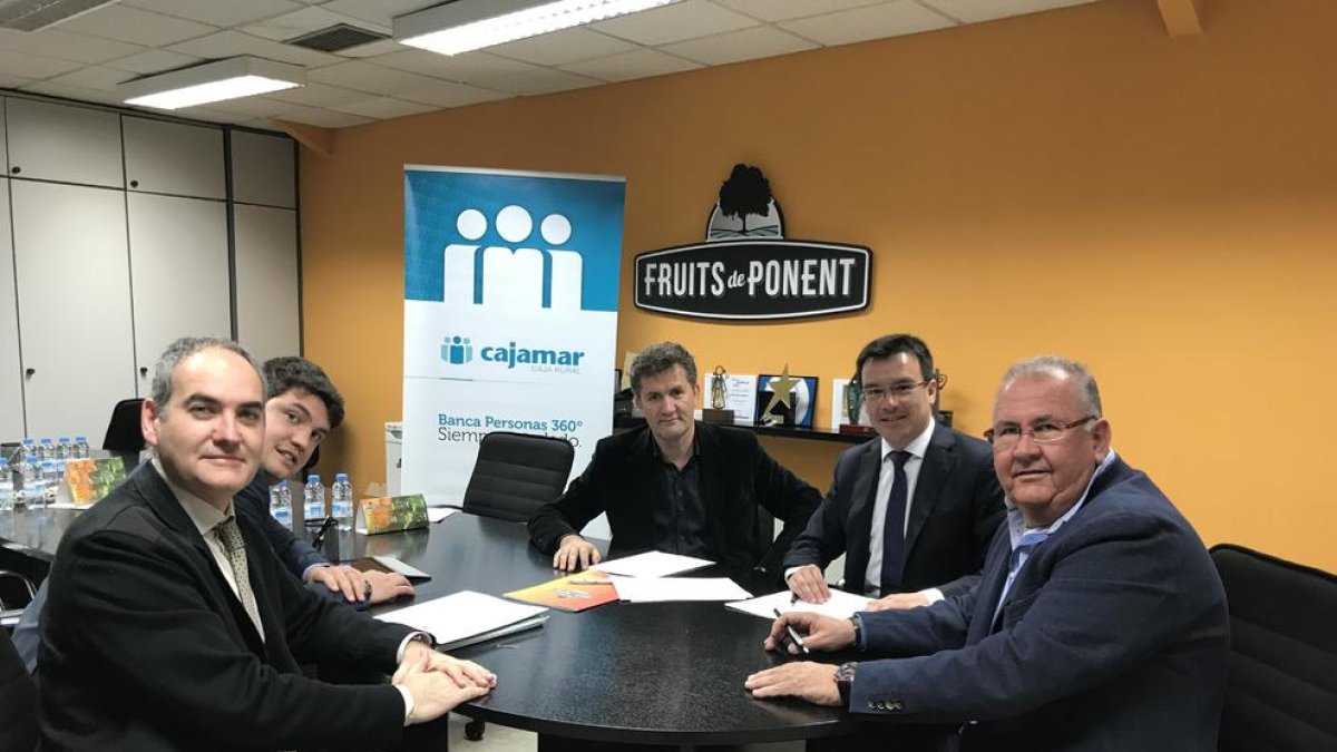 Imagen de la firma entre Fruits de Ponent y Cajamar.