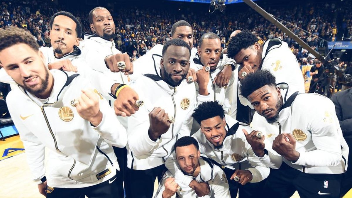 Los Warriors recibieron los anillos de campeones de la NBA.