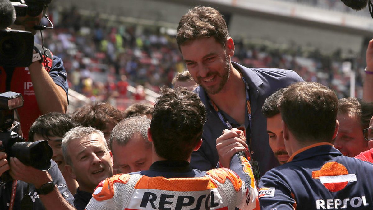 Pau Gasol, jugador de la NBA, saluda a Marc Màrquez después de la sesión de calificación.