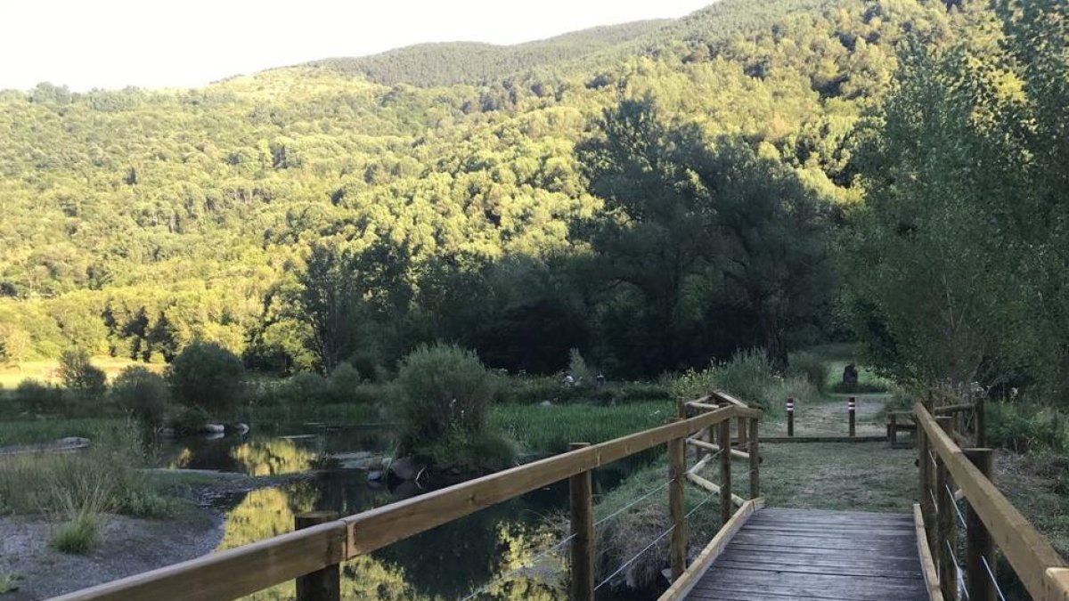 Una passarel·la renovada al parc del Salencar de la Vall de Boí.