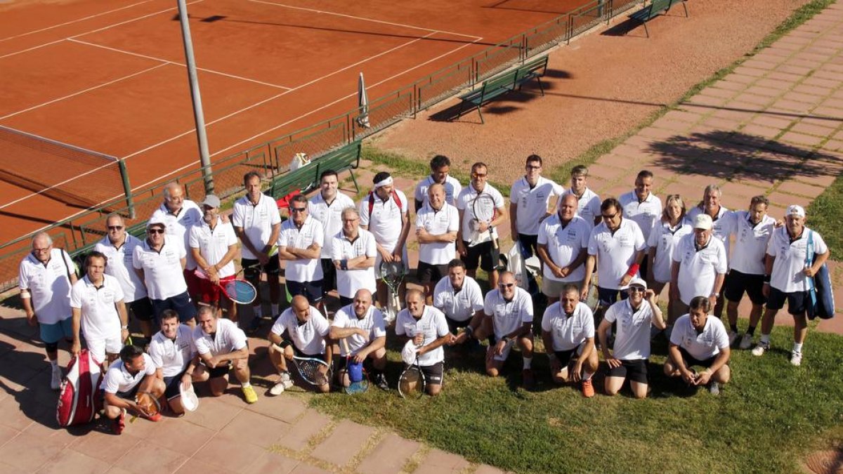 Los participantes en el III Torneig AREMI se hicieron una fotografía de grupo en las pistas del Club Tennis Lleida.