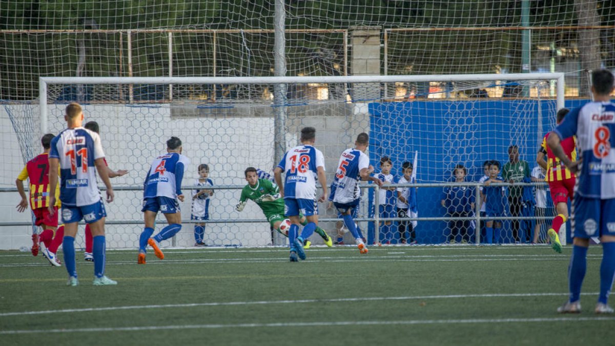 Ubay Luzardo se dispone a marcar el penalti con el que el Ebro empató el encuentro.