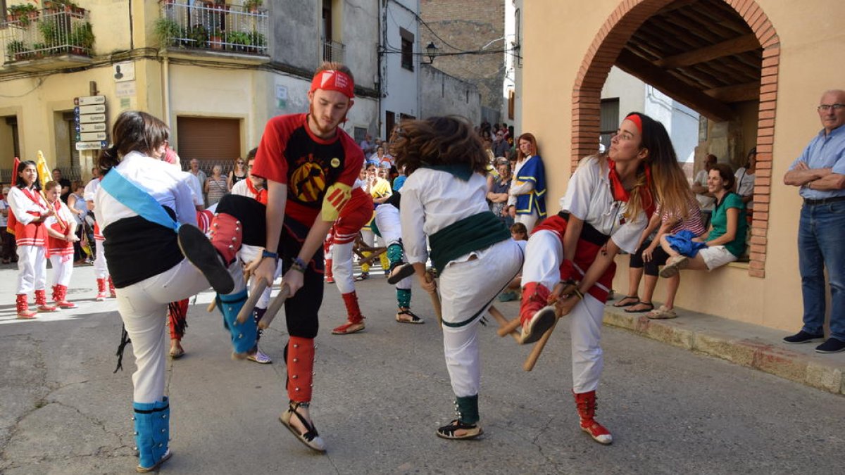 Las ‘colles’ interactuaron entre ellas durante el pasacalles.