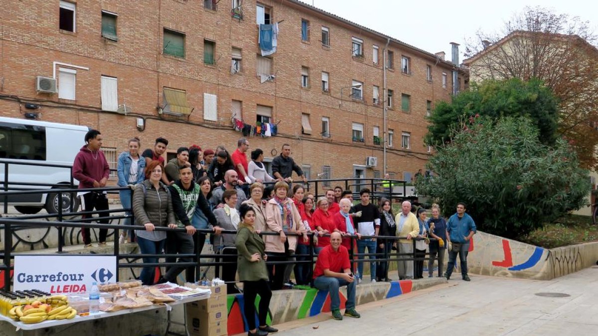 Els voluntaris, ahir als jardins del bloc I de la Mariola.