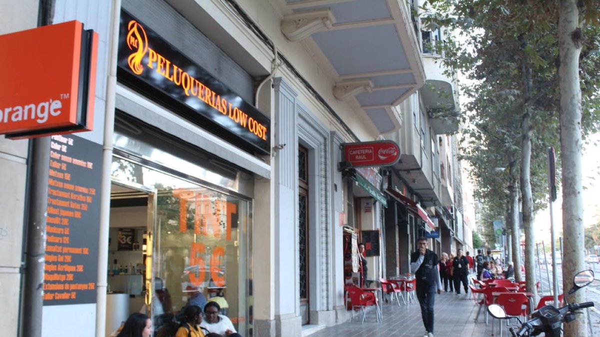 El local de Peluquerías Low Cost en la Rambla d’Aragó.