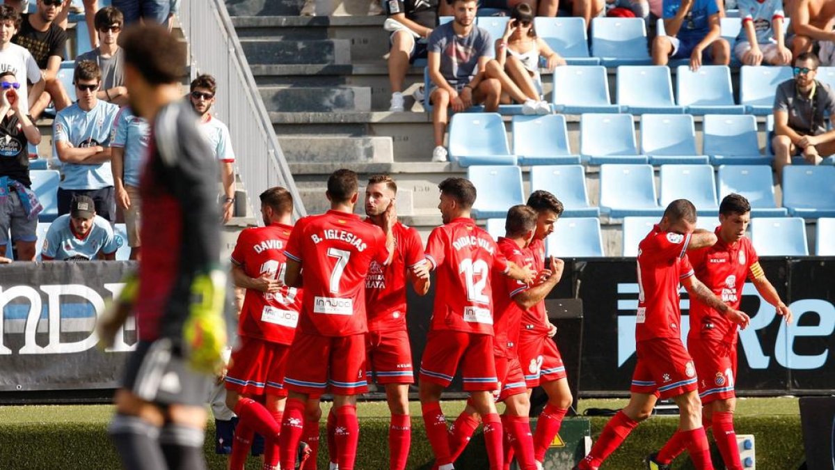 Los jugadores del Espanyol celebran el primer gol del partido, que les permitió sumar un punto en Balaidos.