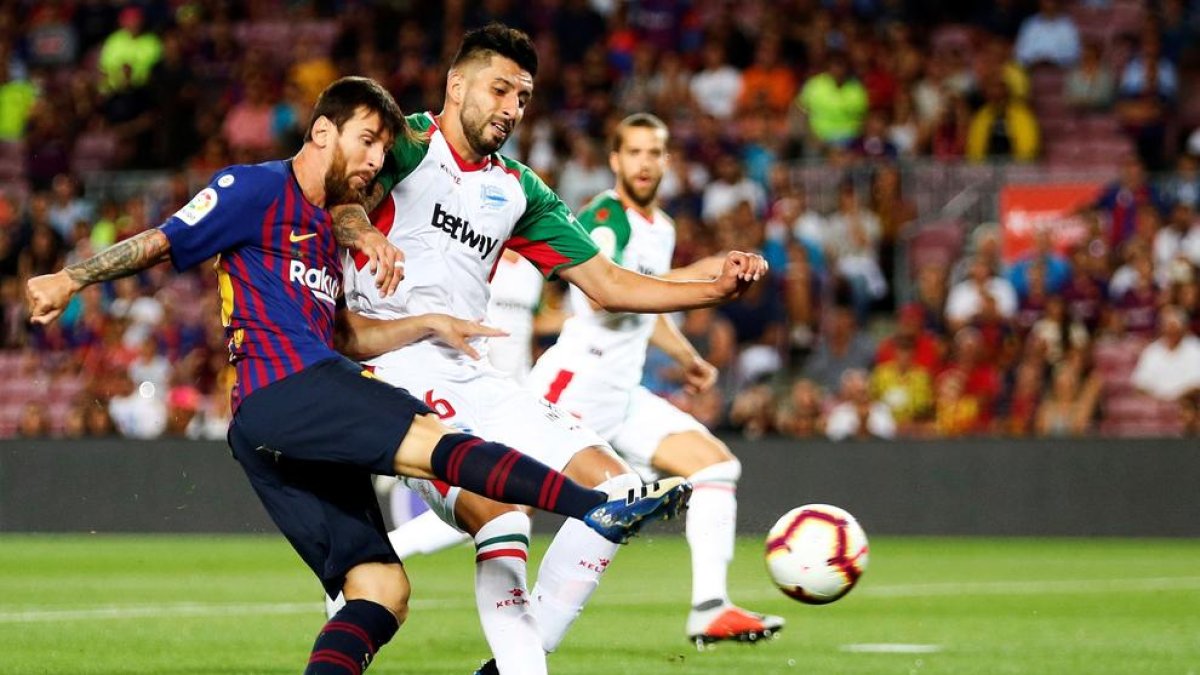 Leo Messi levanta la Supercopa de España conquistada el domingo pasado para ofrecerla a la afición.