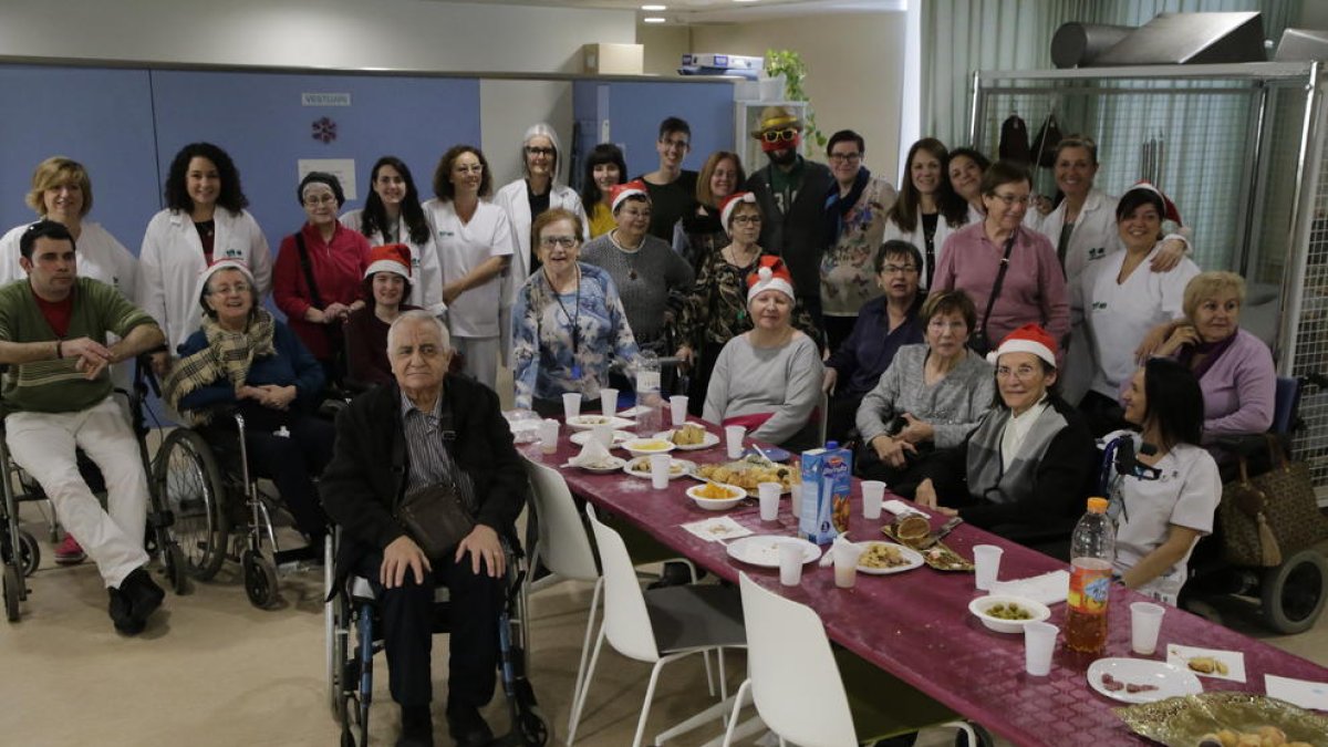 Foto de família dels usuaris i els professionals de la Fundació Esclerosi Múltiple de Lleida.