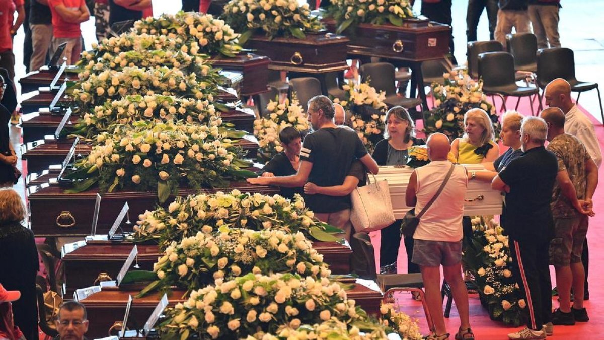 Imatge del funeral d’Estat per les víctimes de l’ensorrament del pont, ahir a Gènova.