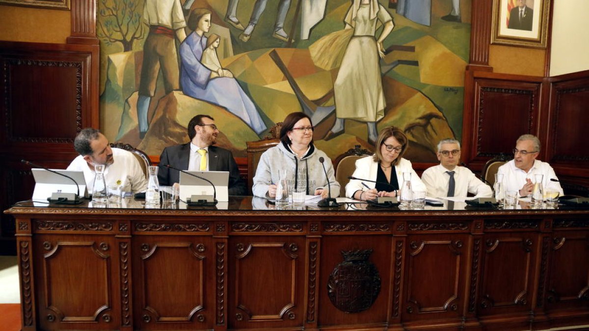 La presidenta i els vicepresidents de la Diputació de Lleida vestits de blanc durant el ple en protesta pel judici del 'procés'.