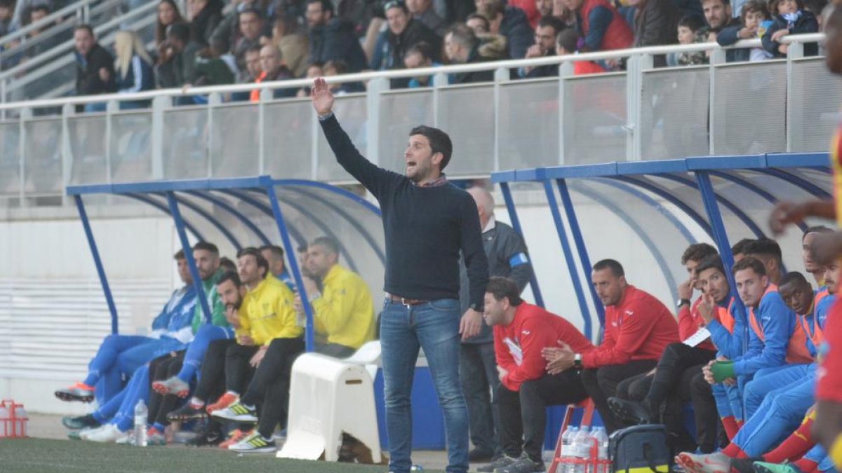 El técnico del Lleida, Gerard Albadalejo, da instrucciones durante el partido ante el Ejea.