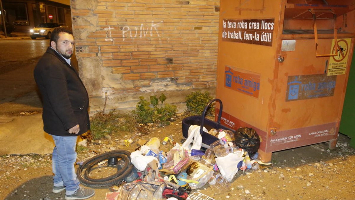Diferents escombraries s’acumulaven ahir en un carrer del poble.