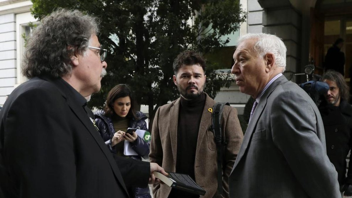 Margallo regaló ayer a Tardá su último libro como “buen amigo y digno adversario”.