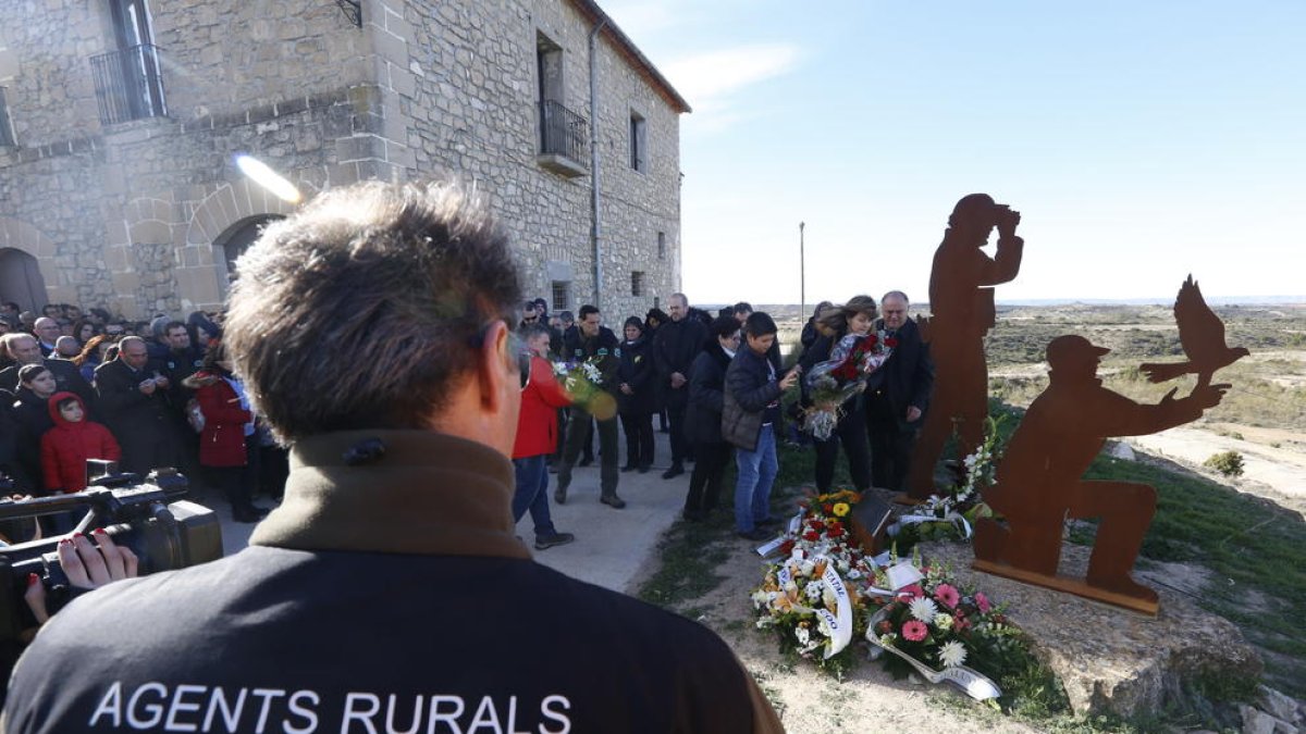 Familiars i companys van portar flors a peu de l’escultura d’homenatge a Ribes i Iglesias