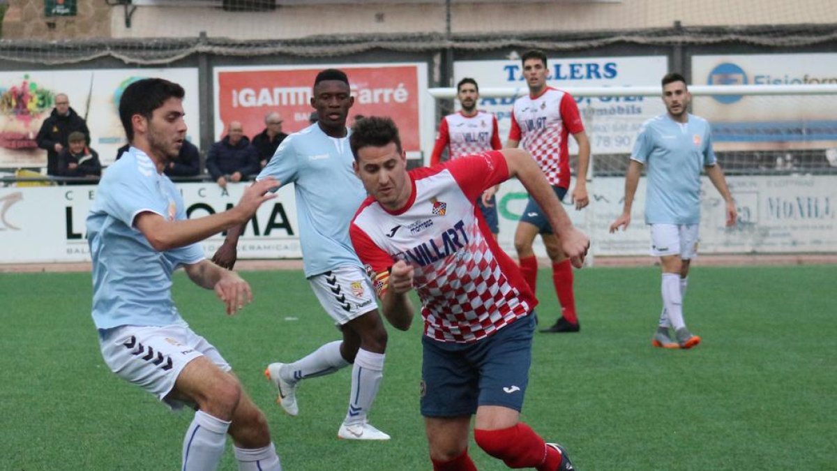 El jugador local Joan en una de las acciones que tuvo lugar durante el partido de ayer en Balaguer.