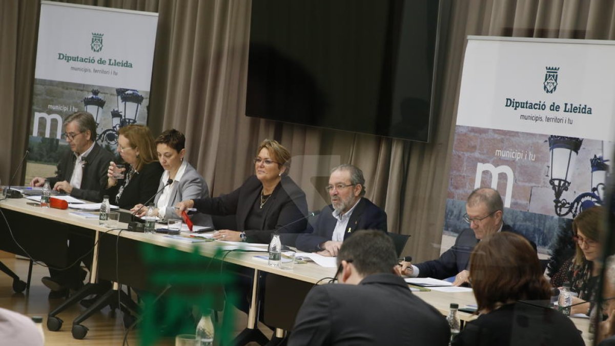 Reñé ha encapçalat a la Diputació una reunió d'alcaldes i presidents de consells comarcals.