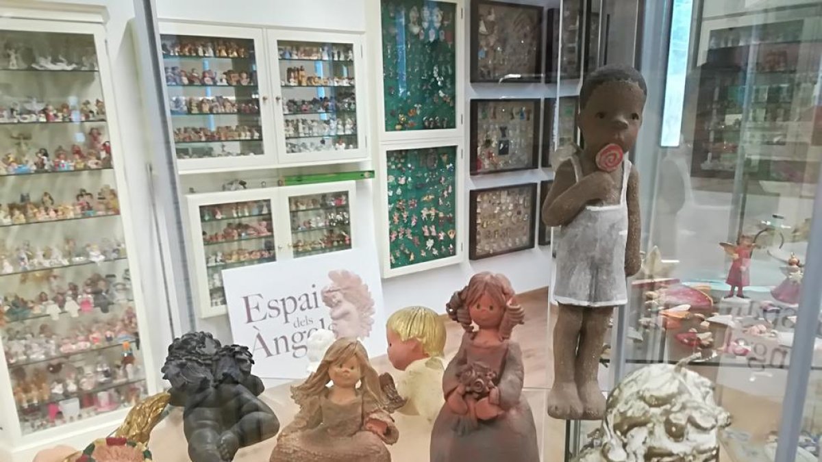 La mostra ‘Espai dels Àngels’ ocupa un total de vint-i-quatre vitrines.